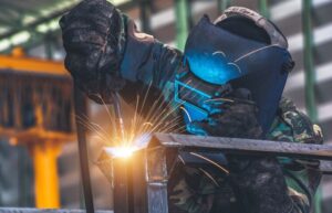 Crisi siderurgica: l'immagine mostra un operaio al lavoro in un'industria d'acciaio: un metallo di scarsa reperibilità a causa della crisi siderurgica che sta attraversando il nostro Paese.