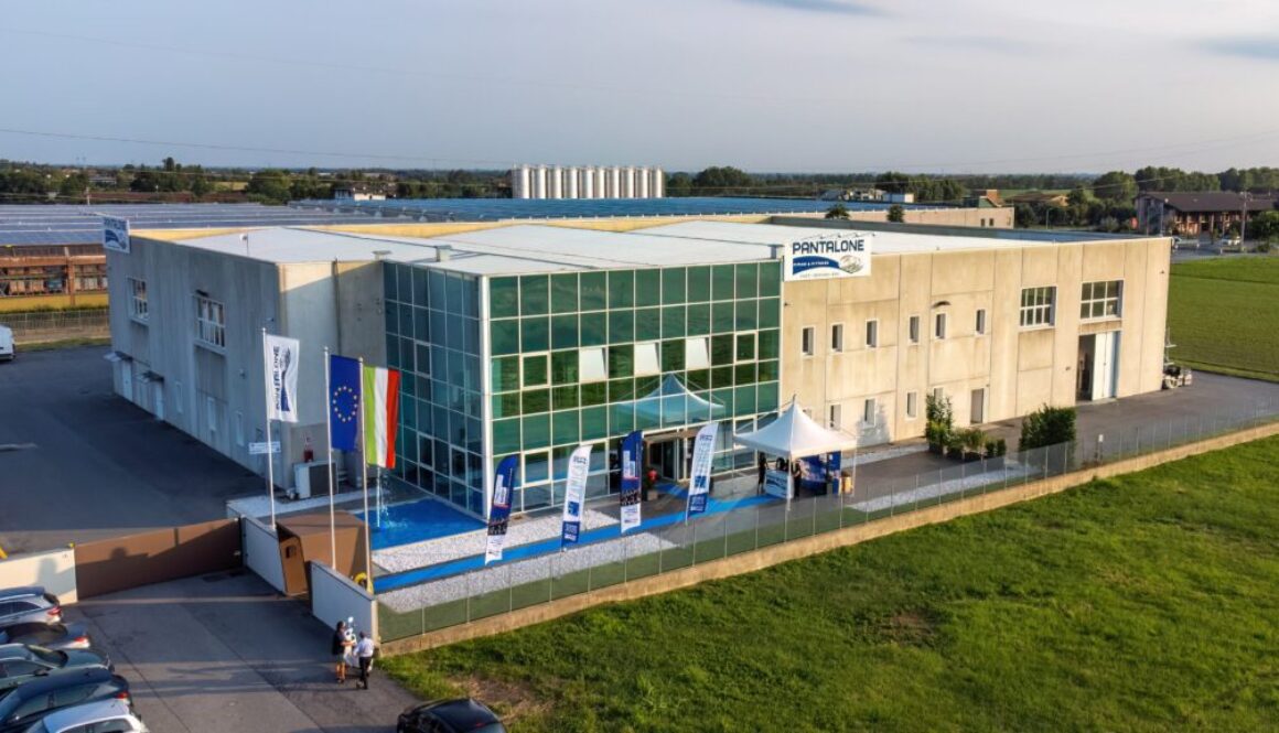 Nuova sede a Zanica (BG) inaugurata per Pantalone SRL. L'inaugurazione si è svolta il 22 luglio 2023 ed è per la Pantalone un'ottima opportunità per estendere le sue possibilità nel mercato siderurgico. Nella foto una fabbrica d'acciaio con operai che lavorano.